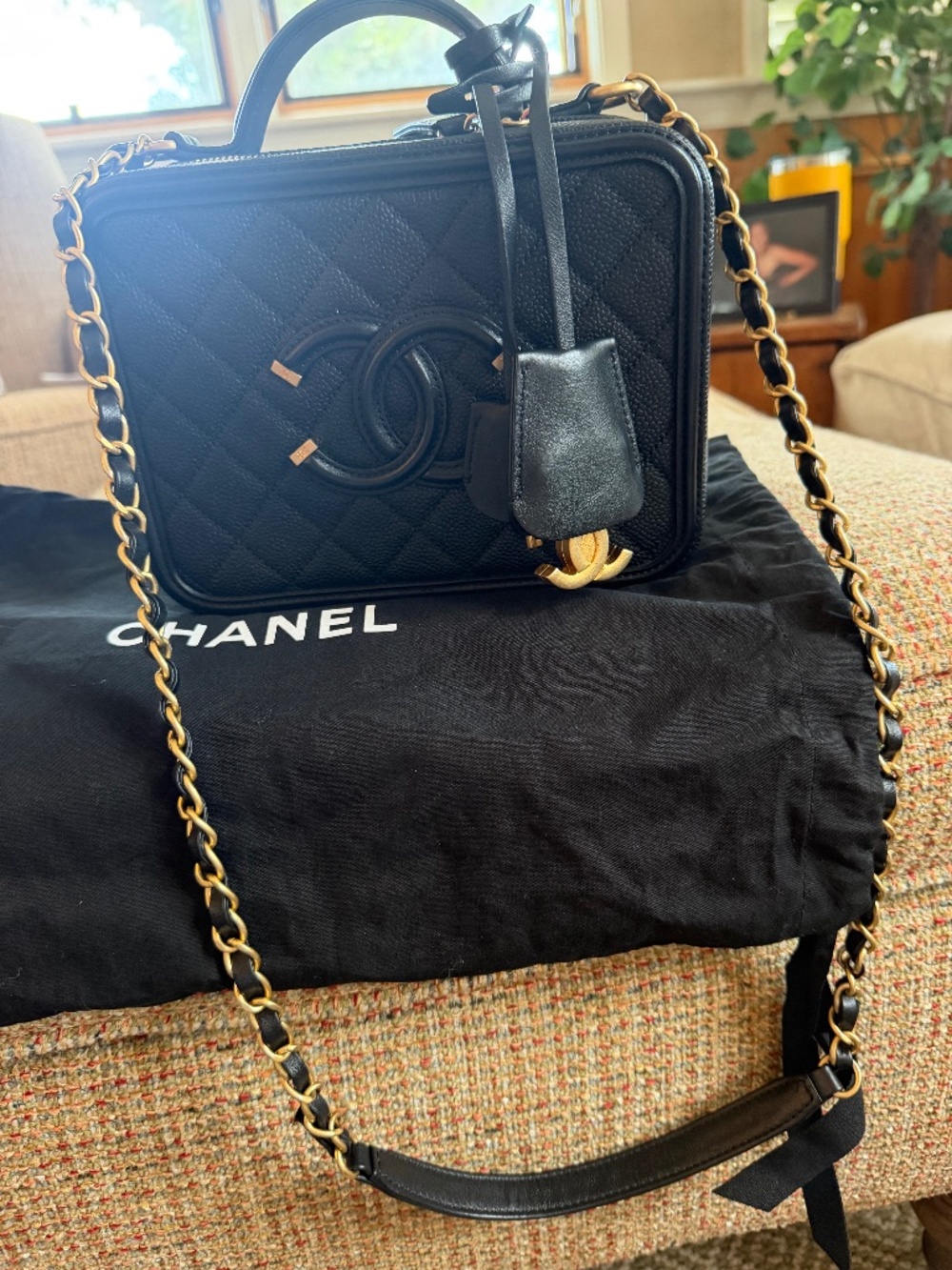 Like new Chanel vanity black with gold hardware and authenticity card